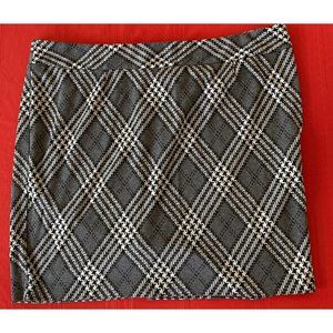 Lane Bryant Women's Skirt Size 28 Grey Black White Plaid Straight Stretch